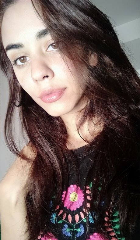 Vera Kaludi modèle nu des photos