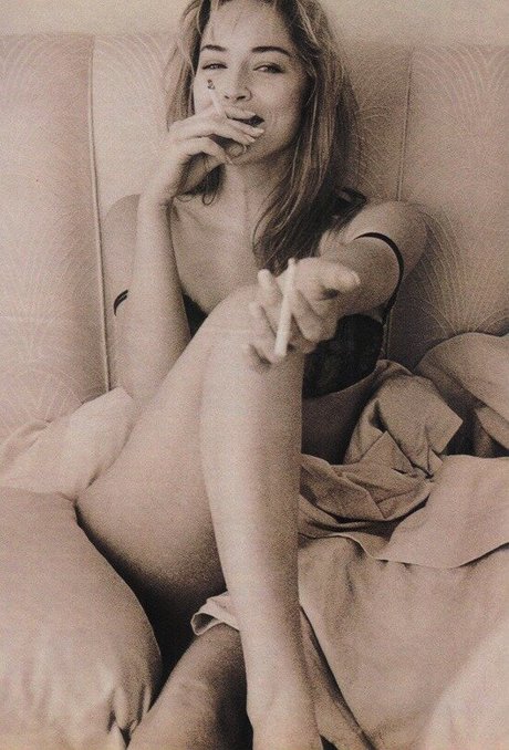 fille courbée dà côté onlyfans pornographique érotique galeries