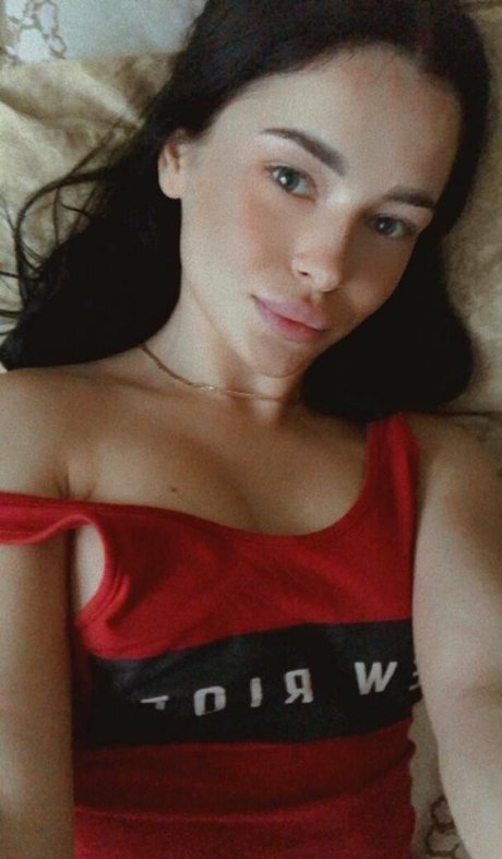 Mila Moore nus étoiles des photos