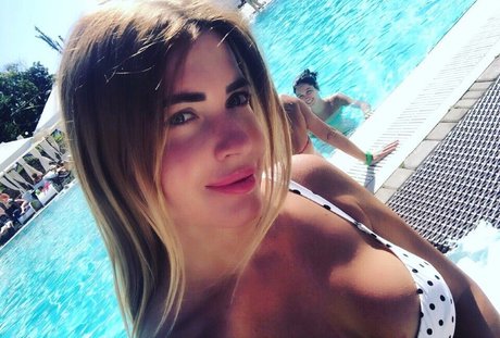 fille courbée dà côté onlyfans haute définition adulte images