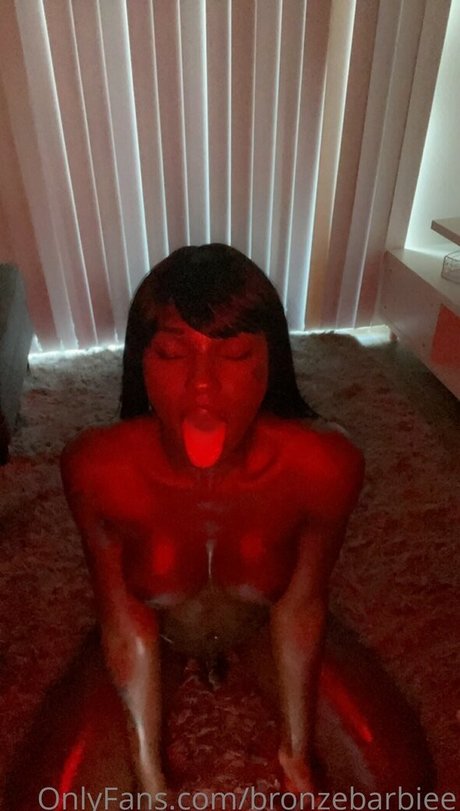 bronzebarbiee modèle xxx photo