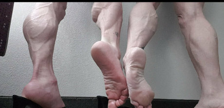 laceys muscular calves modèle nu img