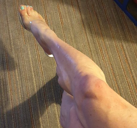 laceys muscular calves jolie actrice image