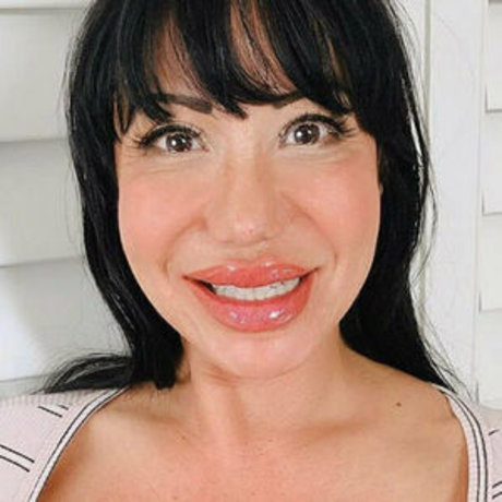 avadevine modèle exclusif des photos