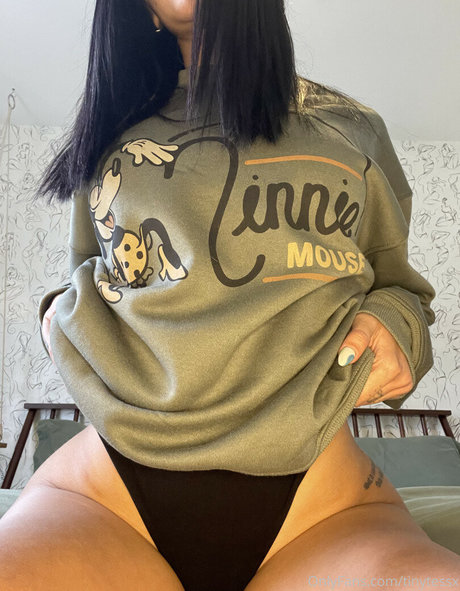 Tinytessx modèle porno photo