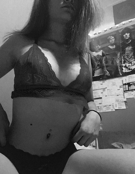 Yasmin Barnes modèle gratuit archive