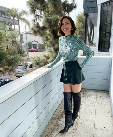 Jessica Yu Li Henwick star érotique archive