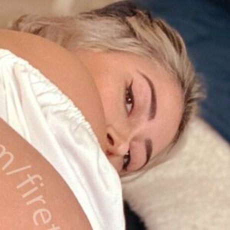 Firetaleee actrice parfaite des photos