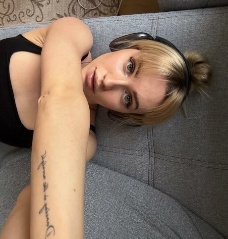 solo adolescent uniquementfans haut nu photos