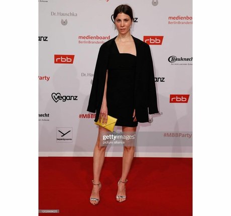 Aylin Tezel modèle de sexe photos