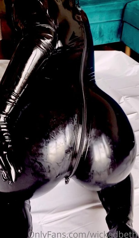 Wicked Beth star du porno en haute qualité image