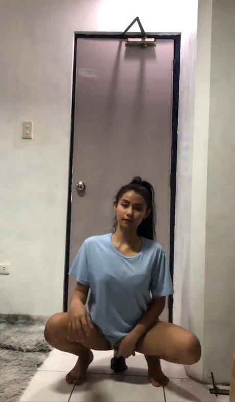 Riza Loren Carrillo modèle érotique archive