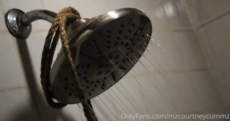 mzcourtneycummz modèle adulte images