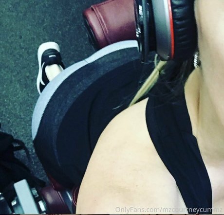 mzcourtneycummz actrice sexy collection