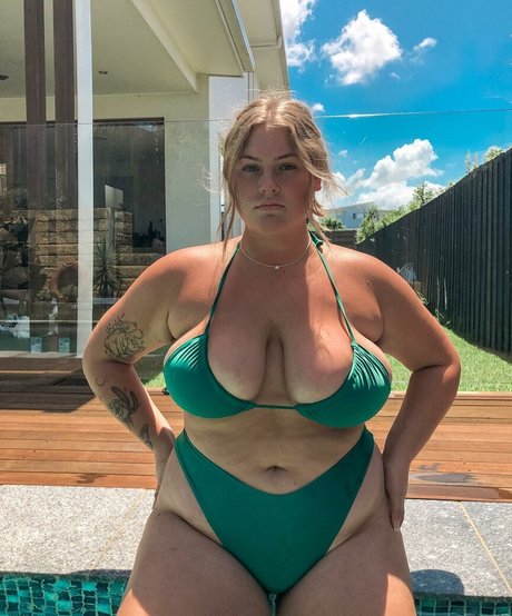 mamie milf onlyfans nus de haute qualité image