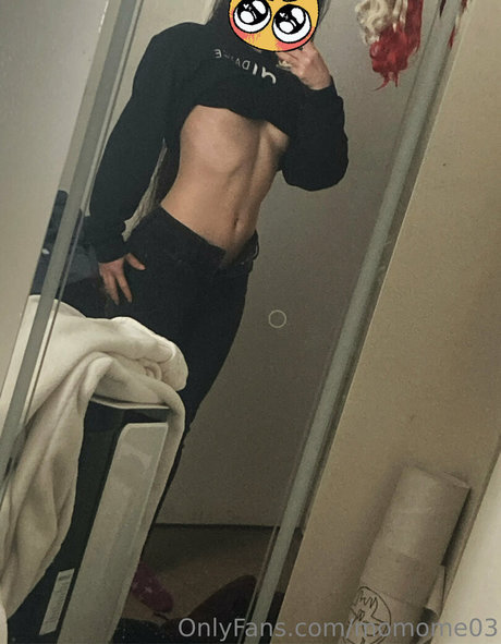 momome03 modèle adulte images