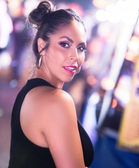 Gigi Saul Guerrero nus étoiles collection