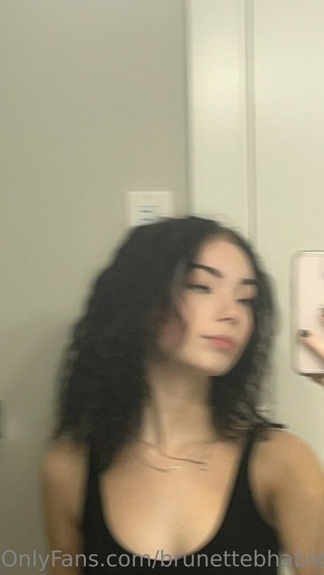 Brunettebhabie star du porno sympa des photos