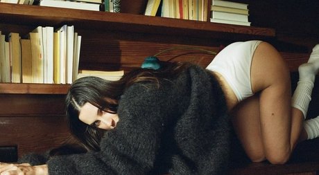 fille courbée dà côté onlyfans meilleur img