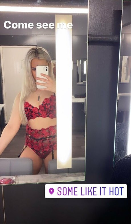 Pleasing Poppy star érotique photos