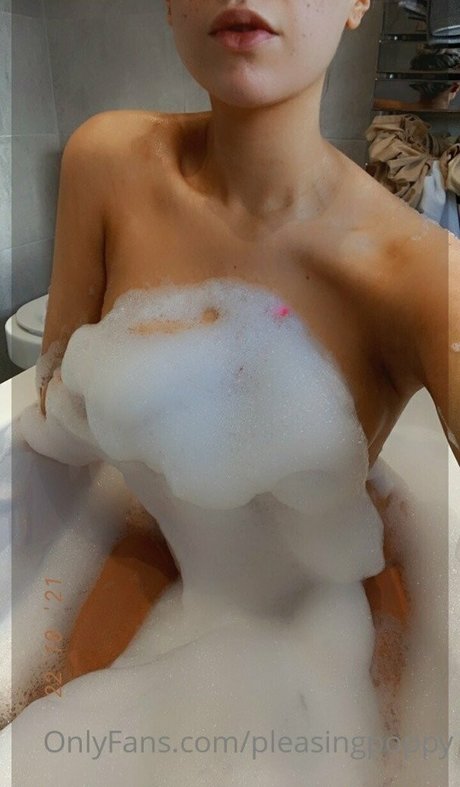 Pleasing Poppy nus star du porno image