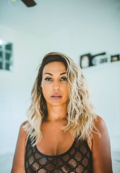 Valeska Popozuda haut modèle image