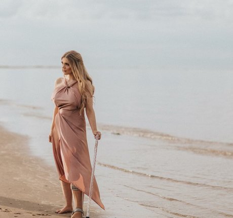 blonde aux gros seins onlyfans bel art collection