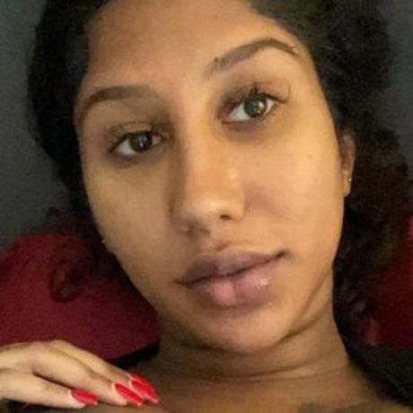 fille courbée dà côté onlyfans nu galeries