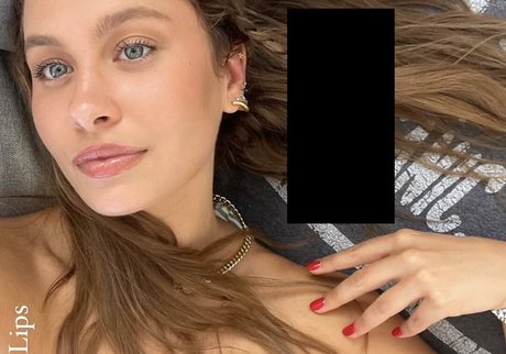 infirmière brune onlyfans parfait et sexy photos