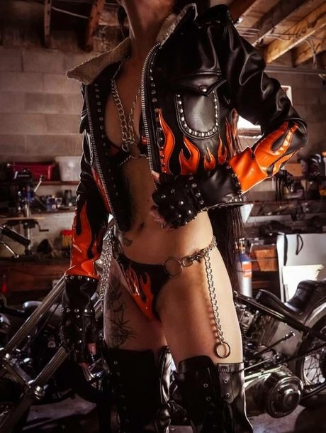 tatouages ​​​​de gros seins onlyfans assez chaud img