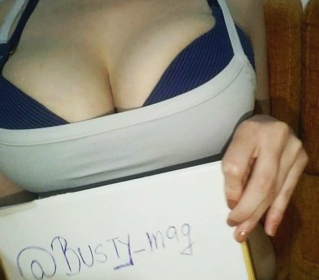 Busty Magazine modèle sexy photos