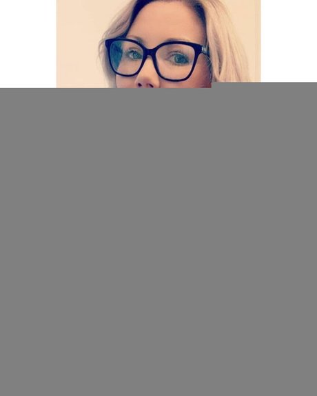 Busty Magazine modèle chaud image