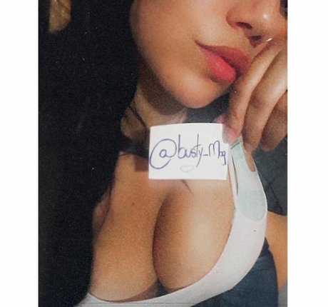 Busty Magazine beau modèle image