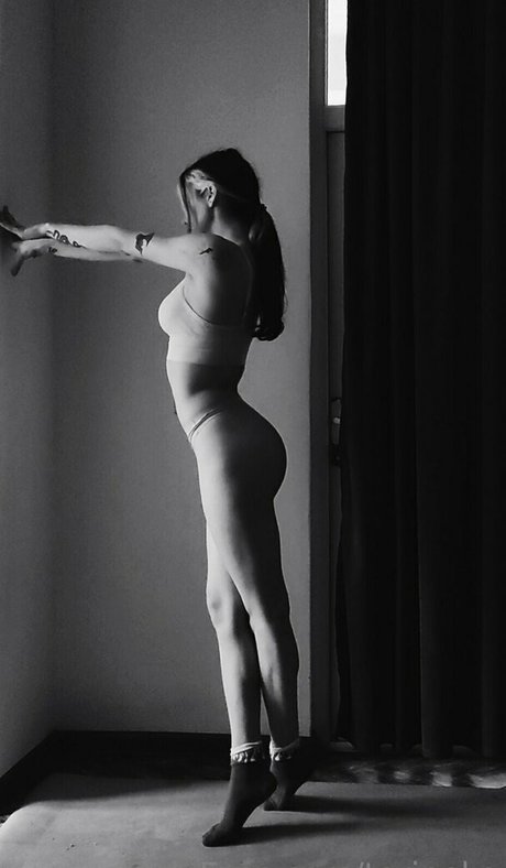 fille courbée dà côté onlyfans pornographique exclusif archive