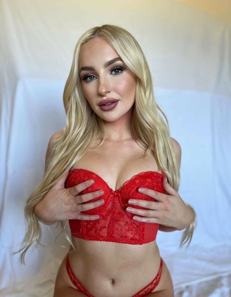 Mikayla Hamilton mannequin photo