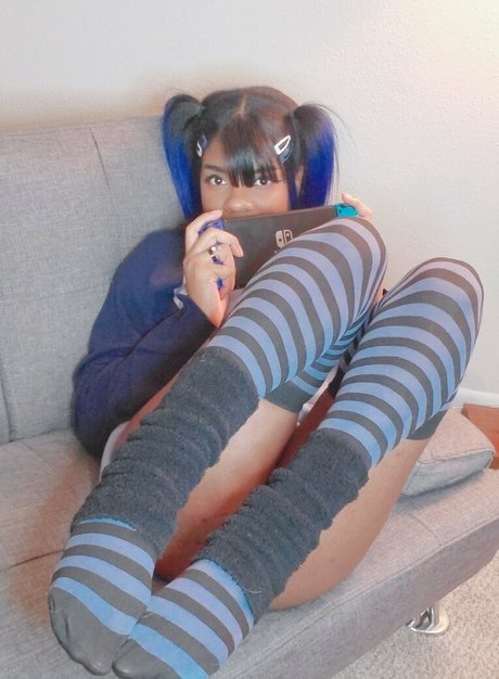 fille courbée dà côté onlyfans belle érotique des photos