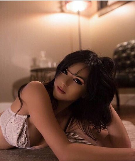 adelinesofficial star du porno gratuite des photos