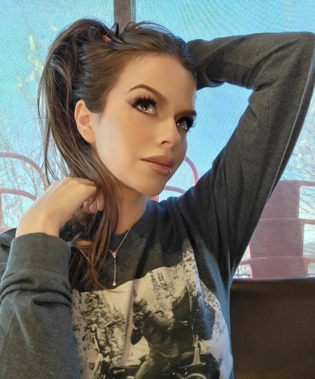 adelinesofficial star pornographique image