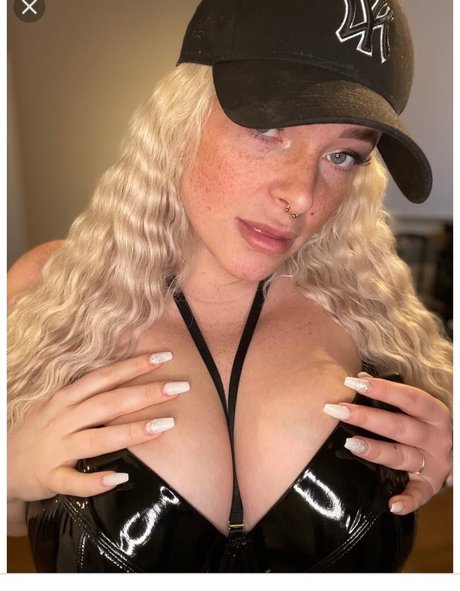 fellation publique onlyfans érotique image