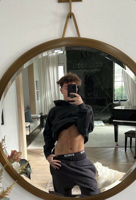 James Charles modèle sympa photo