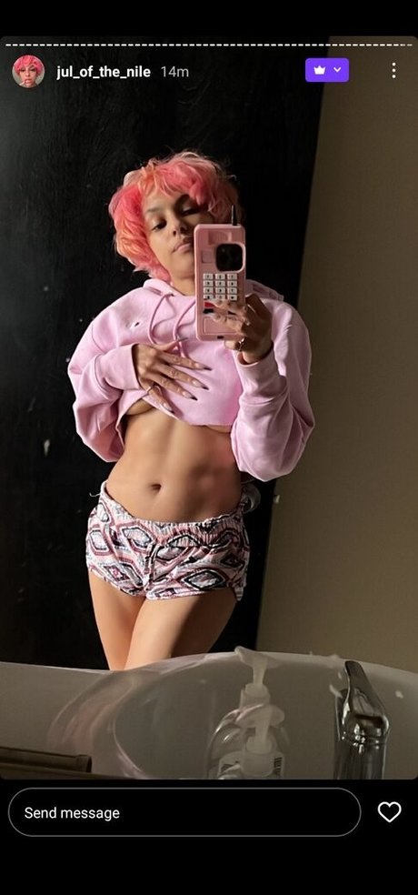 Julya Antoinette star du porno gratuit des photos