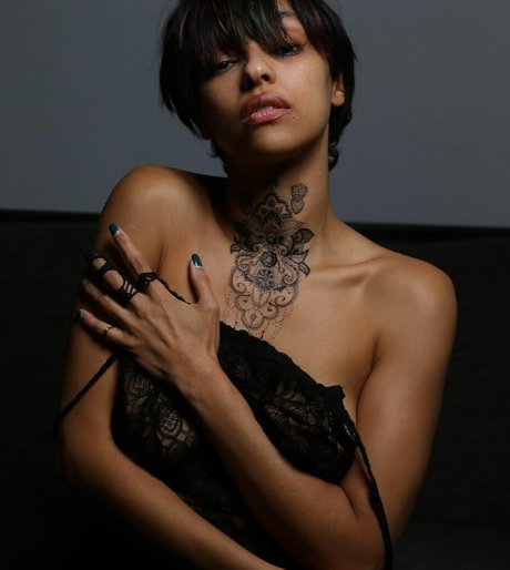 Julya Antoinette modèle xxx des photos