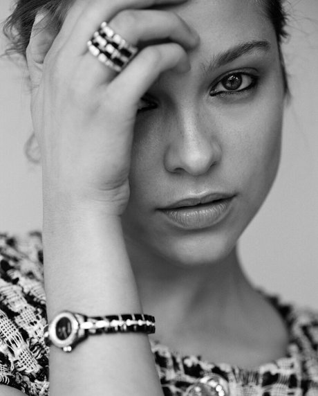 Sophie Cookson star du porno en haute qualité images