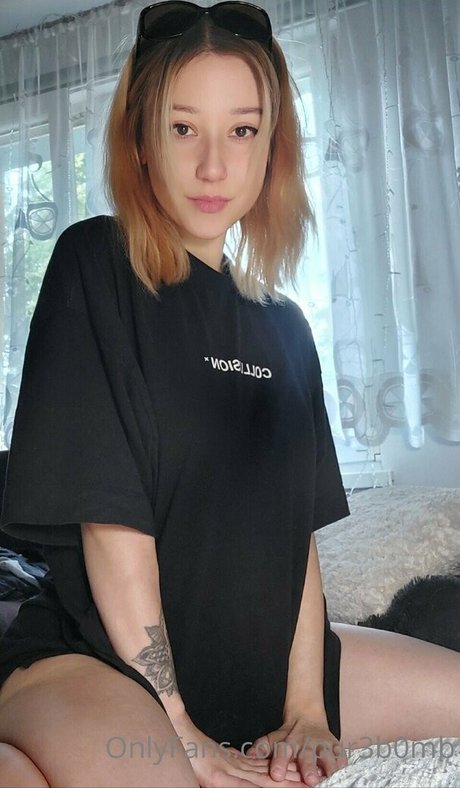 fille courbée dà côté onlyfans érotique exclusif images