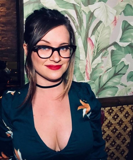 Allie Goertz modèle chaud img