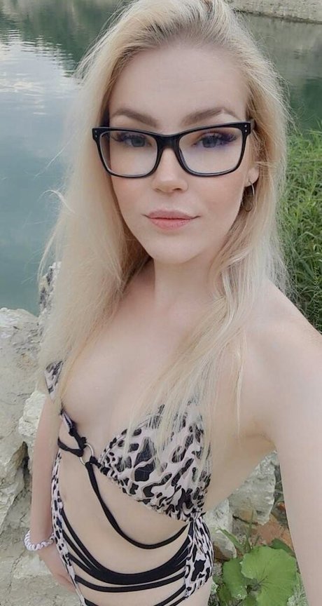 fille courbée dà côté onlyfans chaud sympa img