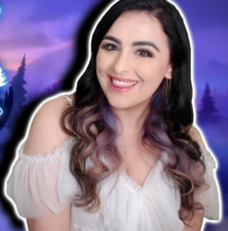 Alliebeemac jolie actrice archive