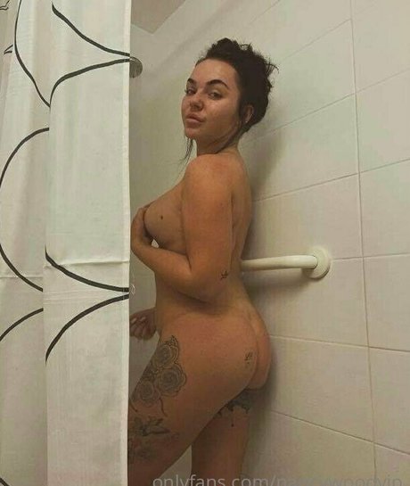 fille courbée dà côté onlyfans top exclusif des photos