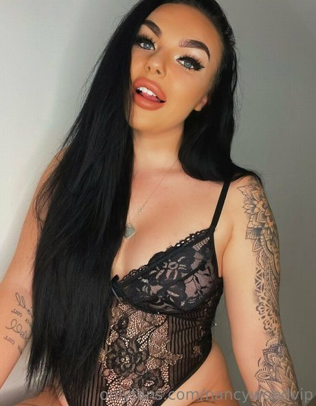 fans asiatiques célèbres nu en haute qualité images