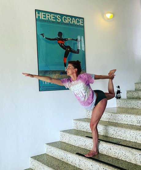 Ophelia Lovibond star du porno de haute qualité galeries